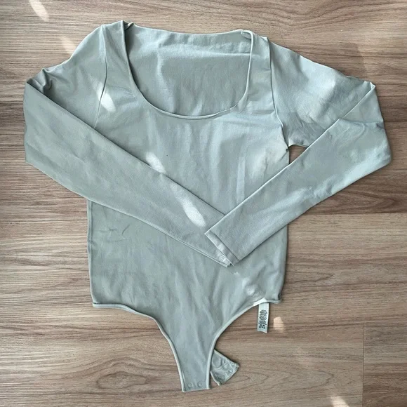 NWOT SKIMS Essential Long Sleeve Scoop Neck Bodysuit - S/M - Picture 5 of 6